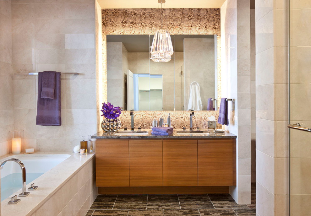 Cette image montre une salle de bain design avec une baignoire encastrée.