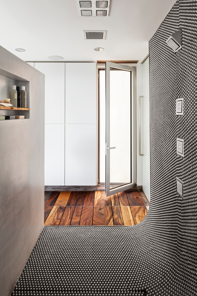 Idéer för funkis en-suite badrum, med en öppen dusch, kakel i metall, mellanmörkt trägolv, släta luckor, vita skåp och med dusch som är öppen