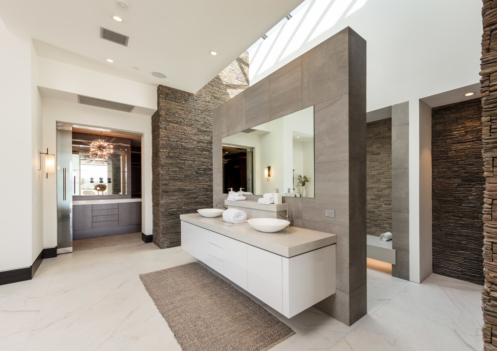 Exempel på ett modernt beige beige en-suite badrum, med släta luckor, vita skåp, en öppen dusch, brun kakel, grå kakel, stenkakel, vita väggar, ett fristående handfat, vitt golv och med dusch som är öppen