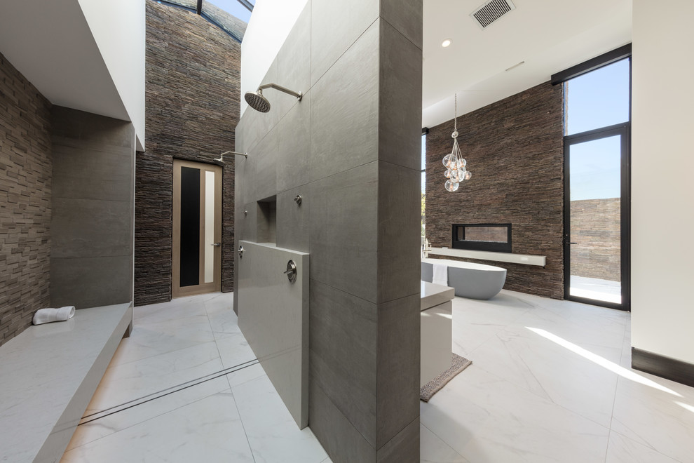 Идея дизайна: главная ванная комната в современном стиле с отдельно стоящей ванной, двойным душем, коричневой плиткой, серой плиткой, каменной плиткой, белыми стенами, белым полом и открытым душем