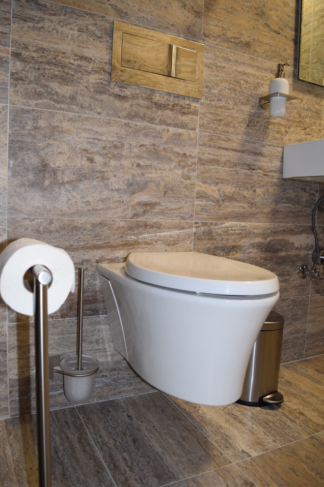 Réalisation d'une petite salle de bain principale design avec WC suspendus, un carrelage beige, du carrelage en travertin, un mur gris, un sol en travertin, un lavabo suspendu et un sol beige.