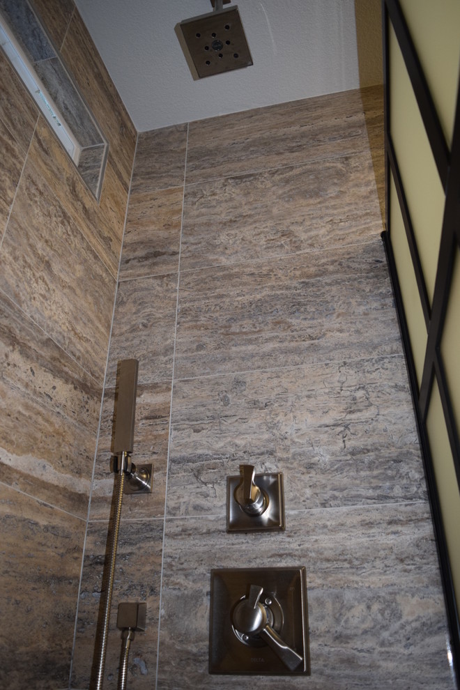 Ejemplo de cuarto de baño principal contemporáneo pequeño sin sin inodoro con baldosas y/o azulejos beige, baldosas y/o azulejos de travertino, paredes grises, suelo de travertino y suelo beige