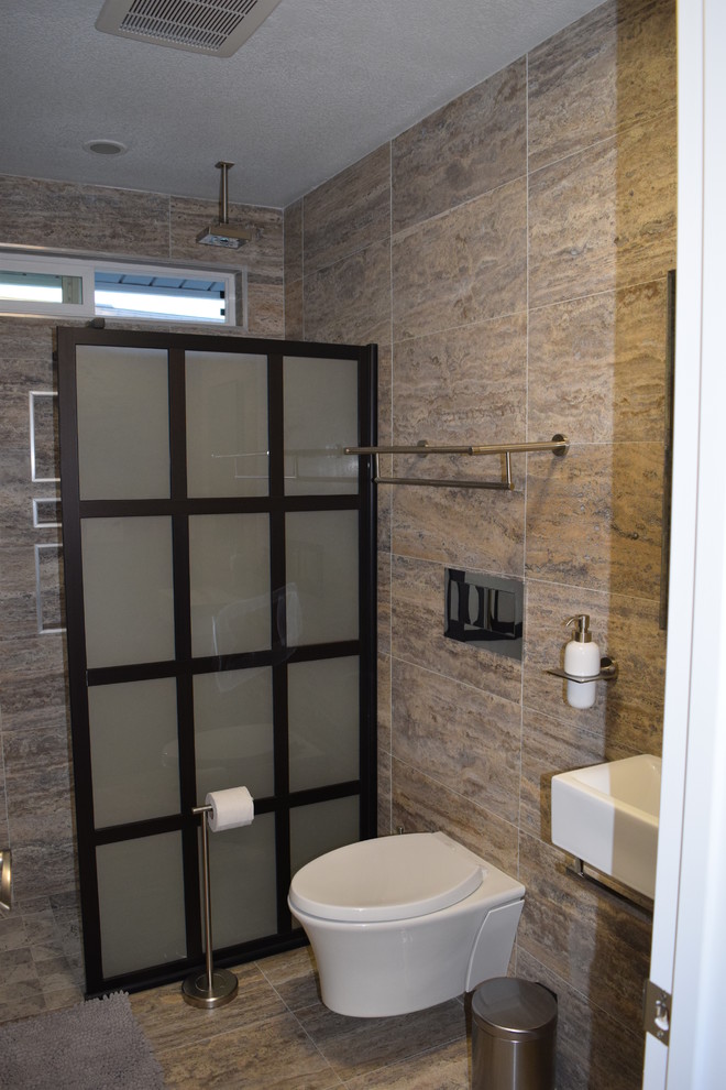 Immagine di una piccola stanza da bagno padronale minimal con zona vasca/doccia separata, WC sospeso, piastrelle beige, piastrelle in travertino, pareti grigie, pavimento in travertino, lavabo sospeso e pavimento beige