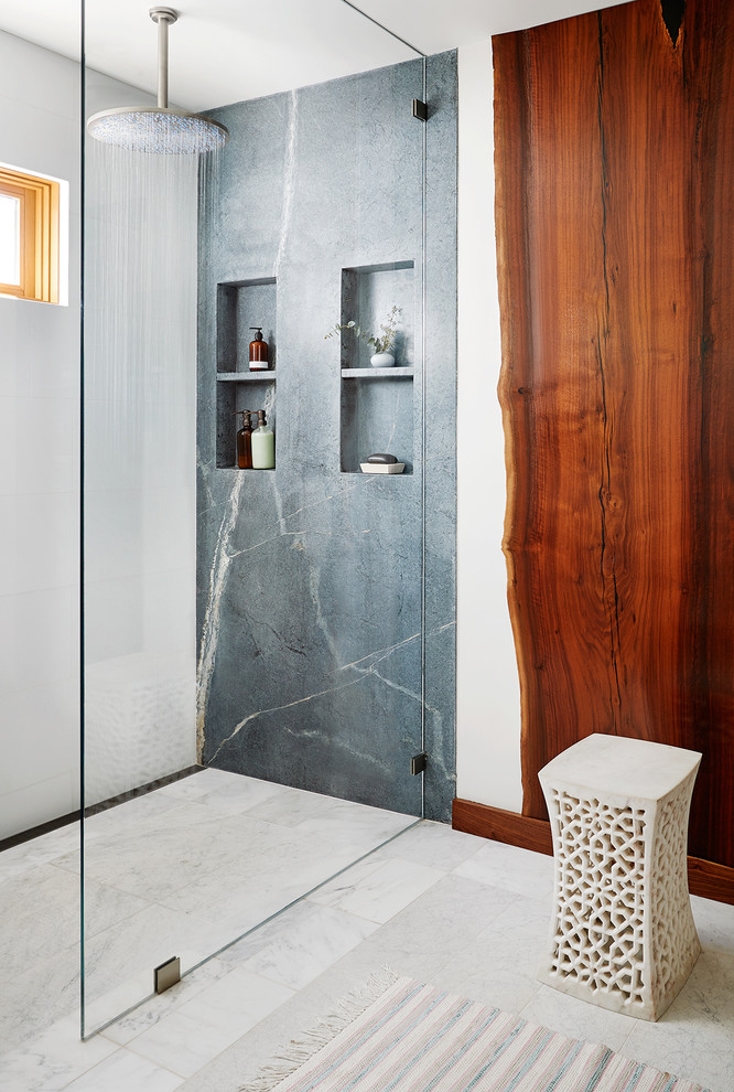 Exemple d'une salle de bain tendance avec un mur en pierre.