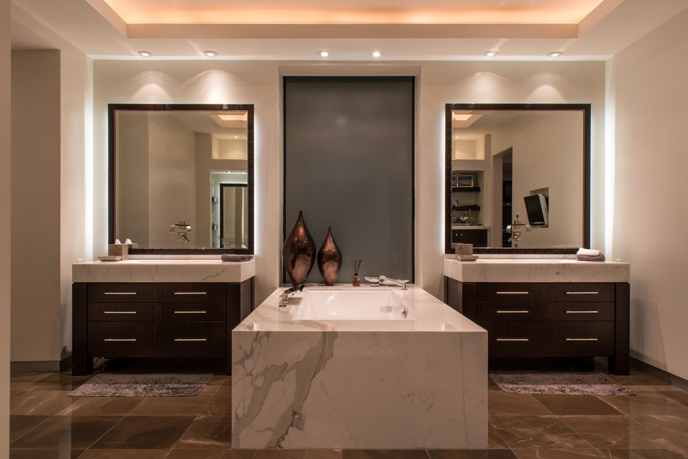 Стильный дизайн: главная ванная комната в современном стиле с плоскими фасадами, темными деревянными фасадами, полновстраиваемой ванной и бежевыми стенами - последний тренд