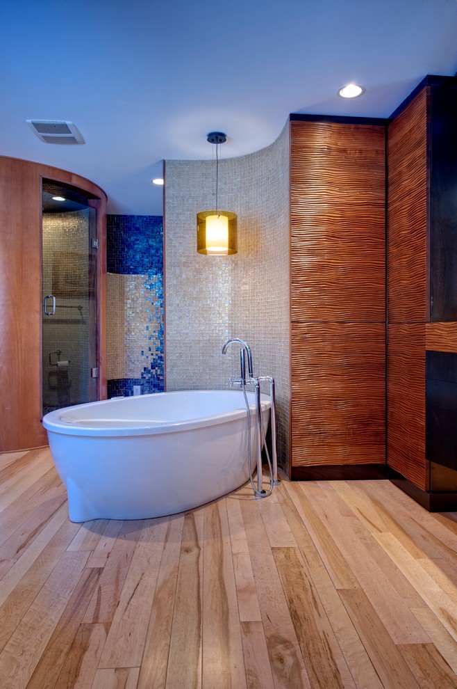 На фото: ванная комната в современном стиле с отдельно стоящей ванной