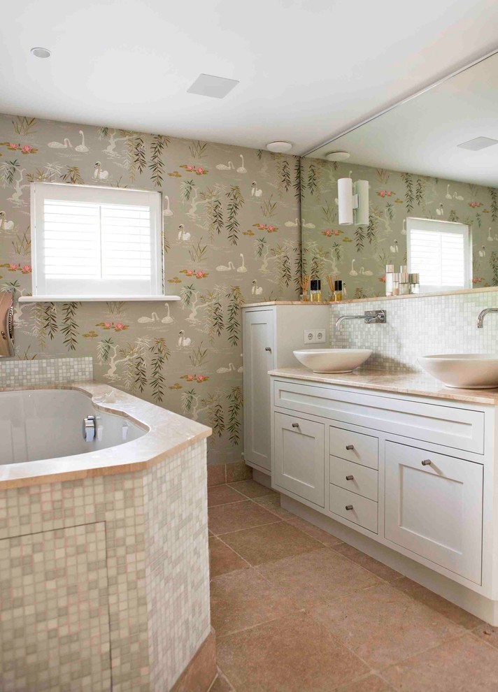 Inredning av ett modernt badrum, med skåp i shakerstil, vita skåp, en jacuzzi, gröna väggar och ett fristående handfat