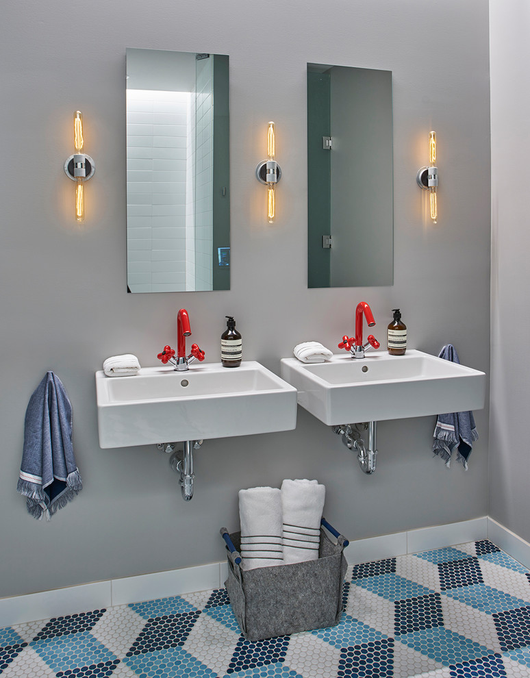 Modelo de cuarto de baño contemporáneo con paredes grises, suelo con mosaicos de baldosas, lavabo suspendido y suelo multicolor