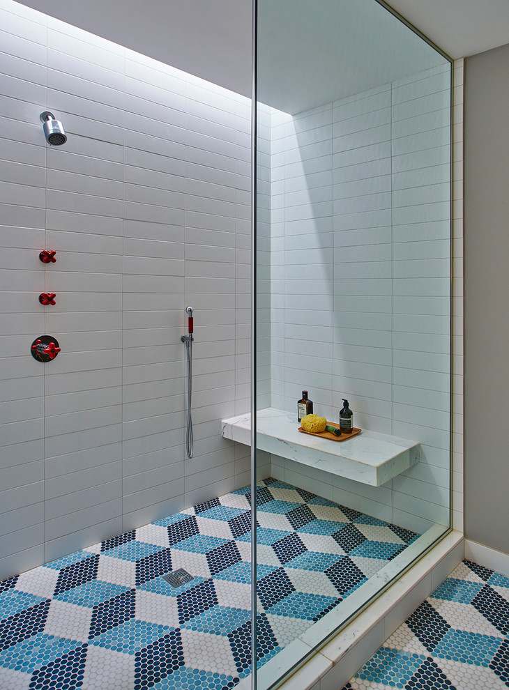 Cette image montre une douche en alcôve design avec un carrelage blanc, un mur gris, un sol en carrelage de terre cuite, un sol multicolore et aucune cabine.