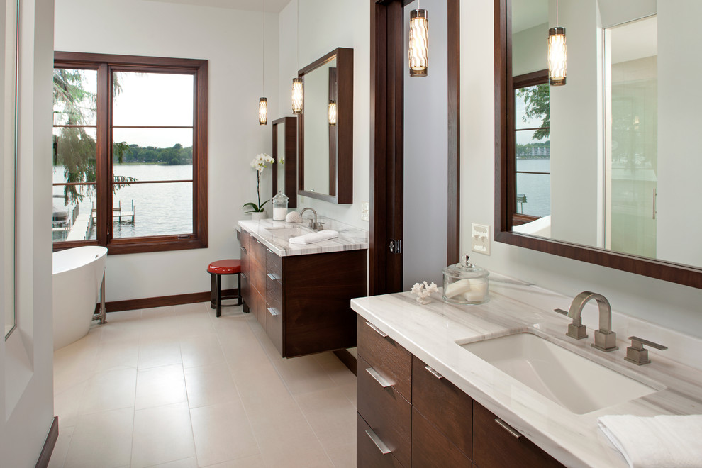 Стильный дизайн: ванная комната в современном стиле с врезной раковиной и белой столешницей - последний тренд