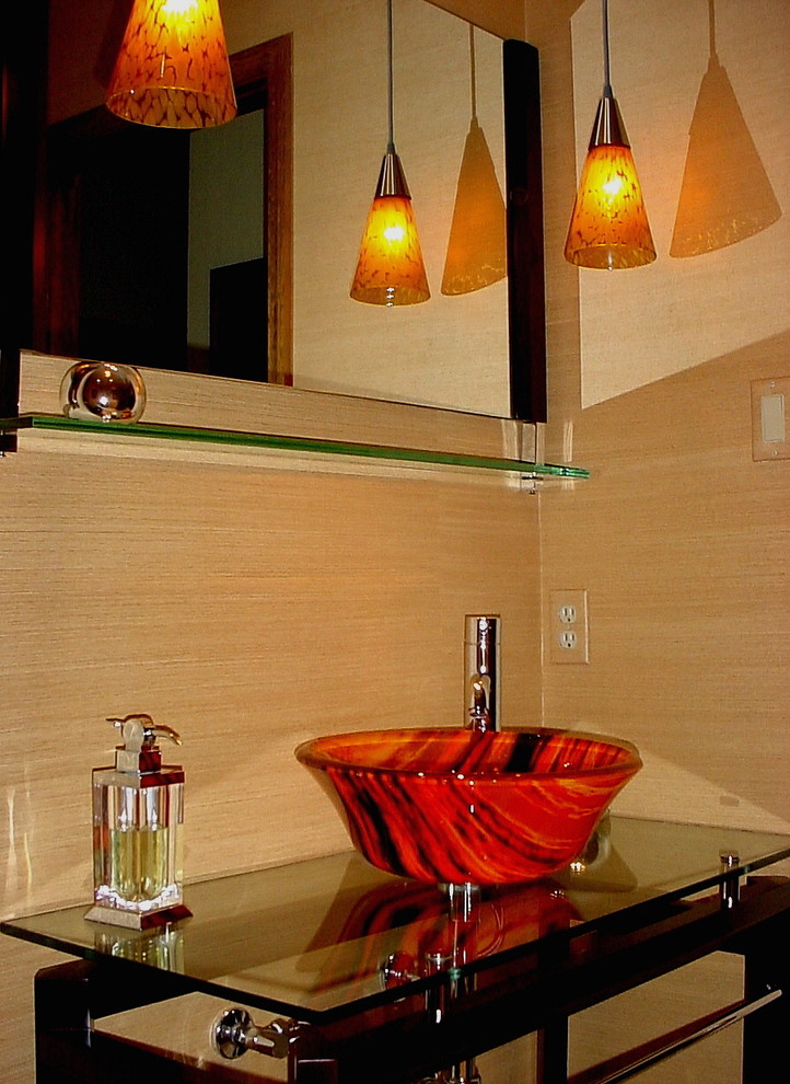 Свежая идея для дизайна: ванная комната в современном стиле с настольной раковиной, стеклянной столешницей и бежевыми стенами - отличное фото интерьера