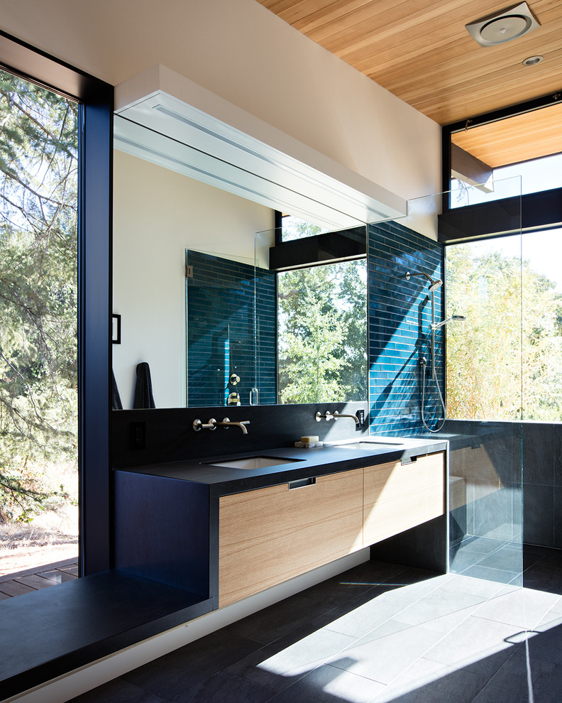 Diseño de cuarto de baño contemporáneo con ducha abierta