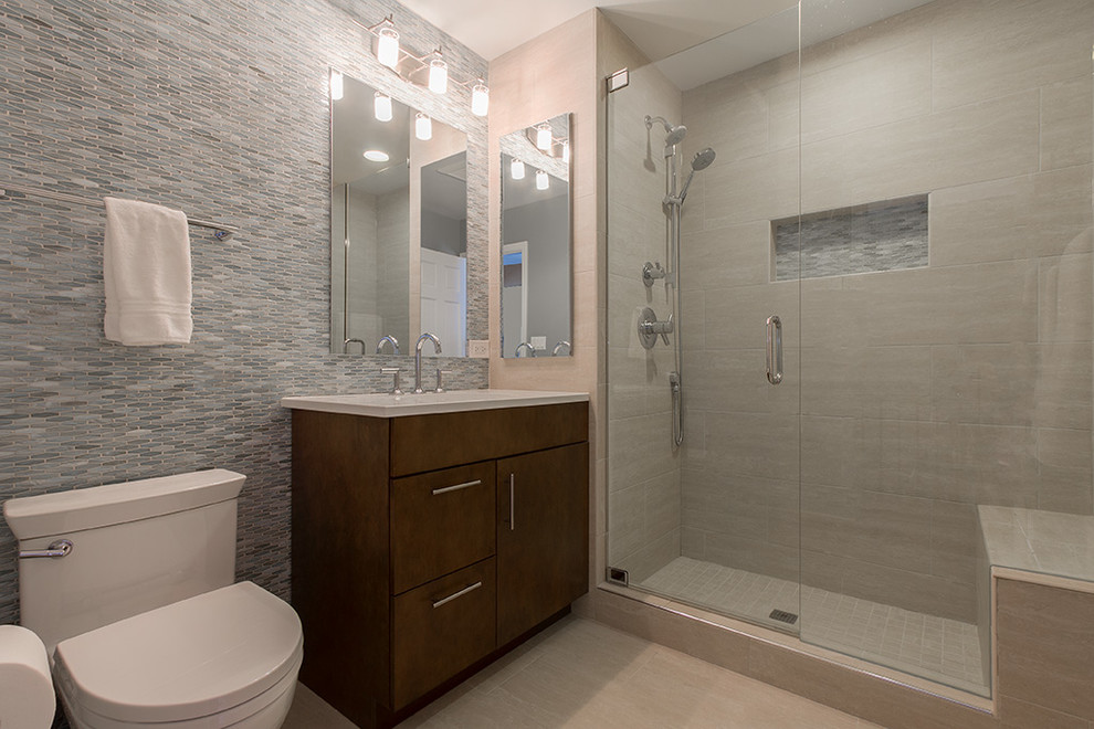 Aménagement d'une salle de bain contemporaine en bois brun de taille moyenne avec un lavabo encastré, un placard à porte plane, un plan de toilette en quartz modifié, un carrelage beige, un carrelage gris, un mur beige, WC séparés, mosaïque et un sol en vinyl.