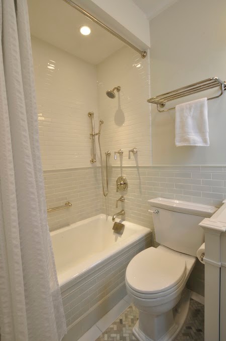 Свежая идея для дизайна: маленькая главная ванная комната в современном стиле с белыми фасадами, душем над ванной, раздельным унитазом, белой плиткой, плиткой кабанчик, белыми стенами, полом из мозаичной плитки и столешницей из искусственного камня для на участке и в саду - отличное фото интерьера