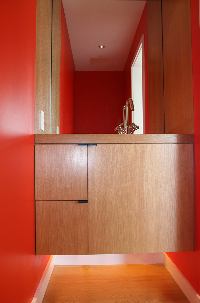 Пример оригинального дизайна: ванная комната в современном стиле с плоскими фасадами и фасадами цвета дерева среднего тона