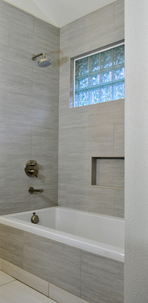 Idéer för ett mellanstort modernt badrum, med släta luckor, skåp i mörkt trä, ett platsbyggt badkar, en dusch/badkar-kombination, grön kakel, glaskakel, vita väggar, klinkergolv i porslin, ett undermonterad handfat och bänkskiva i kvarts