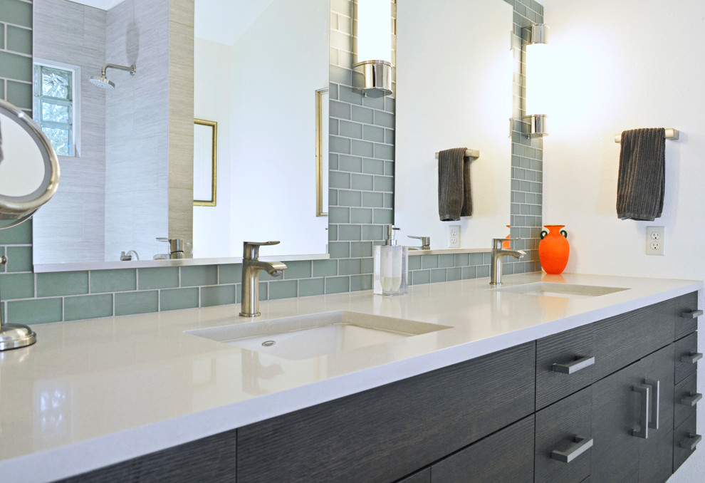 Exempel på ett mellanstort modernt en-suite badrum, med släta luckor, skåp i mörkt trä, ett platsbyggt badkar, en dusch/badkar-kombination, grön kakel, glaskakel, vita väggar, klinkergolv i porslin, ett undermonterad handfat, bänkskiva i kvarts och vitt golv
