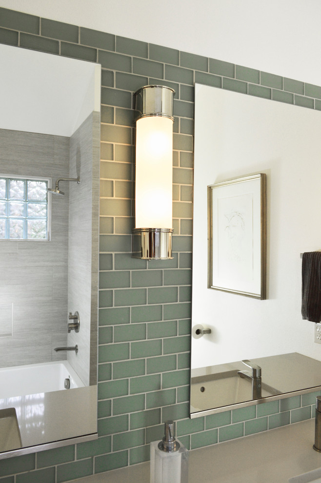 Стильный дизайн: главная ванная комната среднего размера в современном стиле с темными деревянными фасадами, накладной ванной, душем над ванной, зеленой плиткой, стеклянной плиткой, белыми стенами, полом из керамогранита, врезной раковиной, столешницей из искусственного кварца, плоскими фасадами и белым полом - последний тренд