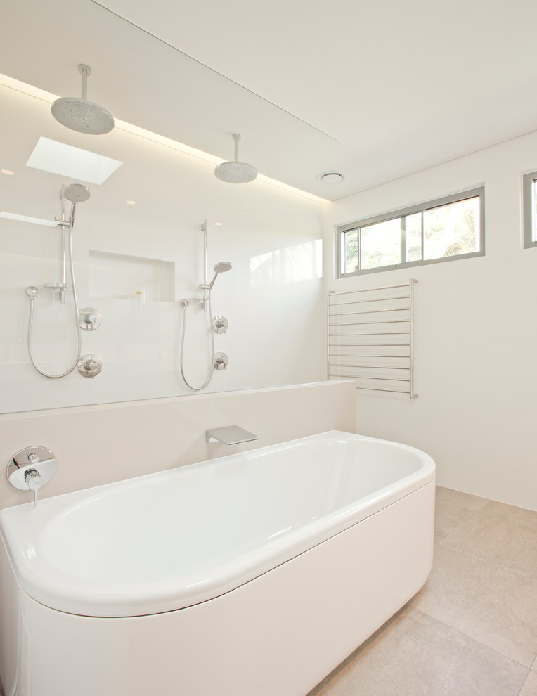 シドニーにあるコンテンポラリースタイルのおしゃれな浴室 (置き型浴槽、ダブルシャワー、白いタイル、白い壁) の写真