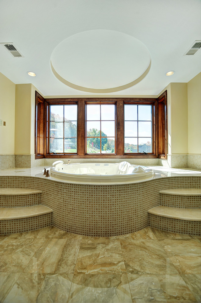 Immagine di una stanza da bagno design con piastrelle a mosaico e piastrelle beige