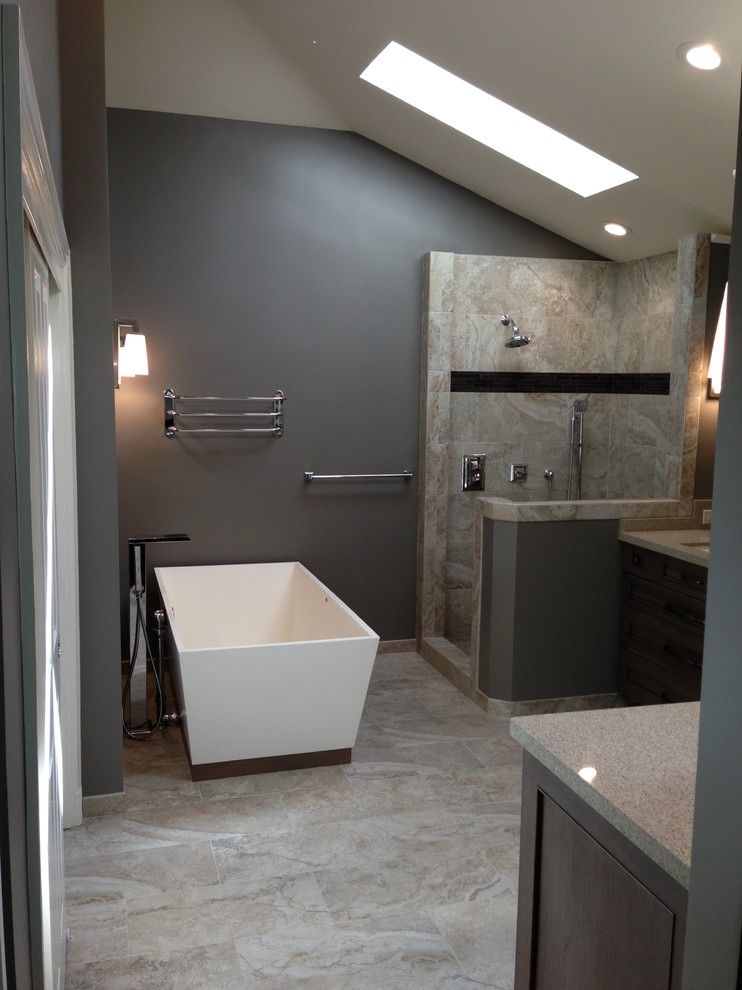 Modelo de cuarto de baño principal actual grande con bañera exenta y paredes grises