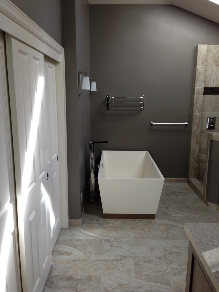 Idéer för att renovera ett stort funkis en-suite badrum, med ett fristående badkar och grå väggar
