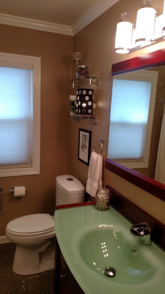 Foto på ett mellanstort vintage badrum med dusch, med skåp i mörkt trä, ett badkar i en alkov, en dusch i en alkov, grön kakel, glaskakel, gröna väggar, ett integrerad handfat, bänkskiva i glas och dusch med duschdraperi