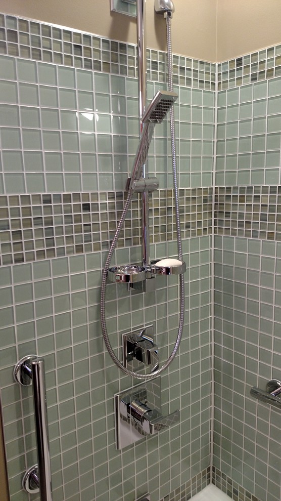 Пример оригинального дизайна: ванная комната среднего размера в классическом стиле с темными деревянными фасадами, ванной в нише, душем в нише, зеленой плиткой, стеклянной плиткой, зелеными стенами, душевой кабиной, монолитной раковиной, стеклянной столешницей и шторкой для ванной