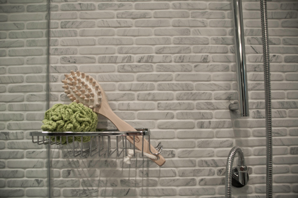 Idéer för små funkis badrum med dusch, med ett integrerad handfat, släta luckor, skåp i mörkt trä, bänkskiva i akrylsten, en hörndusch, en toalettstol med separat cisternkåpa, grå kakel, mosaik, grå väggar och klinkergolv i porslin