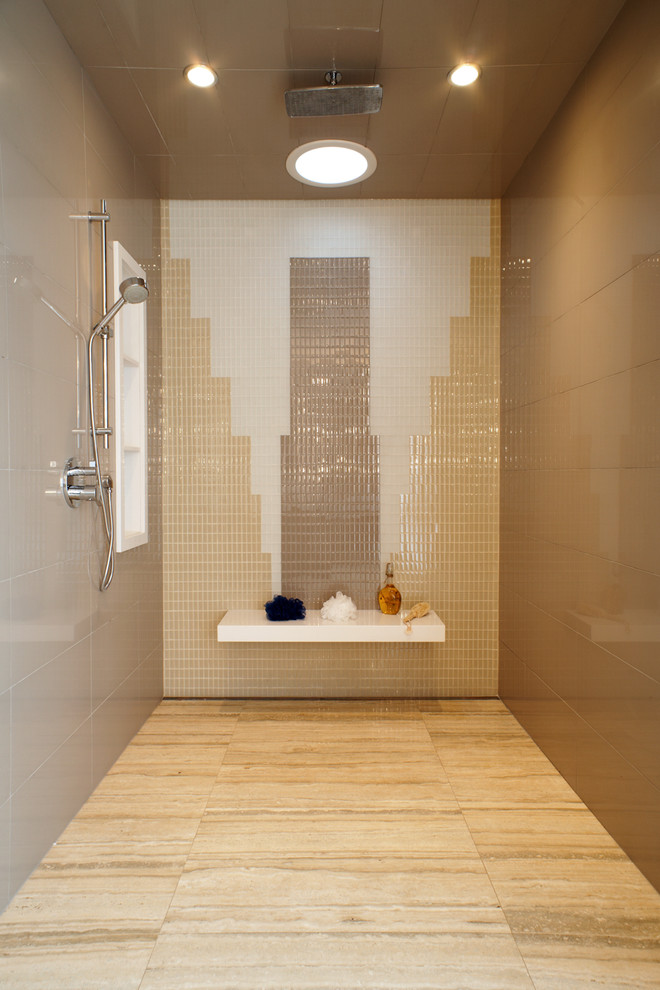 Foto de cuarto de baño contemporáneo con ducha abierta, baldosas y/o azulejos beige, paredes beige y ducha abierta