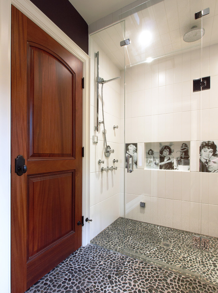 Modernes Badezimmer mit Duschnische und Kiesel-Bodenfliesen in Toronto