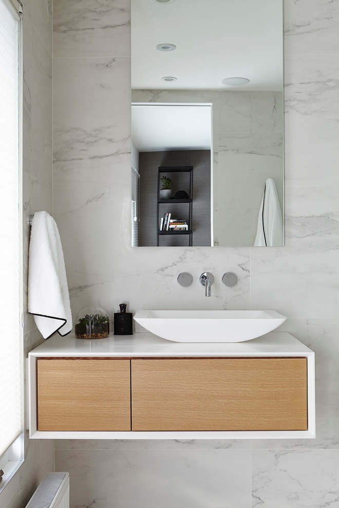 Стильный дизайн: ванная комната в современном стиле с плоскими фасадами, светлыми деревянными фасадами, белыми стенами и настольной раковиной - последний тренд