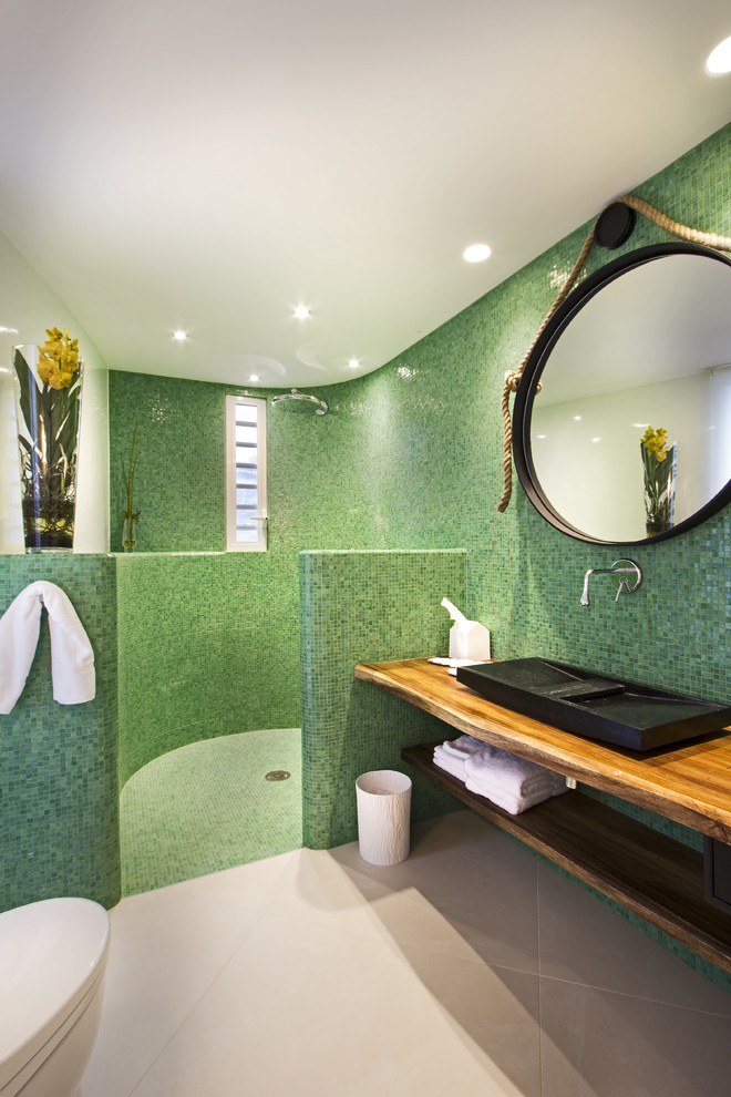 Идея дизайна: ванная комната в современном стиле с душевой кабиной