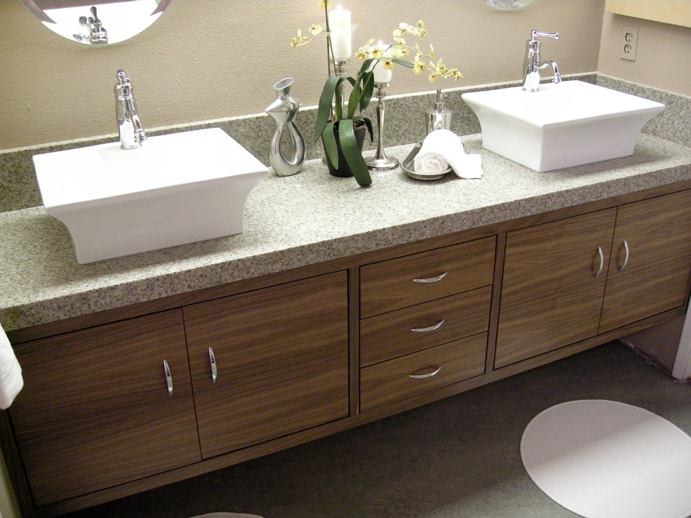 Exempel på ett mellanstort modernt en-suite badrum, med släta luckor, skåp i mellenmörkt trä, grå kakel, beige väggar, bänkskiva i återvunnet glas och ett fristående handfat