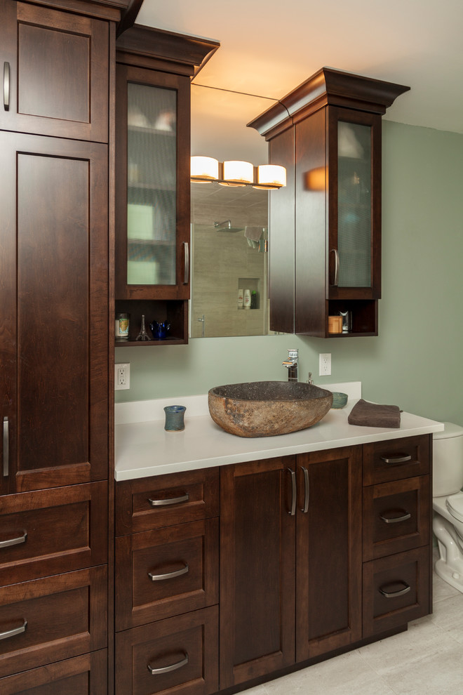 Ispirazione per una stanza da bagno chic di medie dimensioni con ante lisce, ante in legno bruno e top in quarzo composito