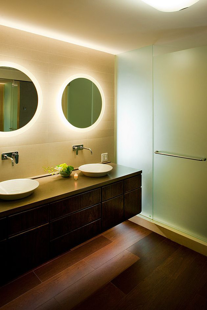 Immagine di una stanza da bagno minimal con ante in legno bruno, doccia alcova, pareti beige, parquet scuro, top in legno, pavimento marrone e porta doccia a battente