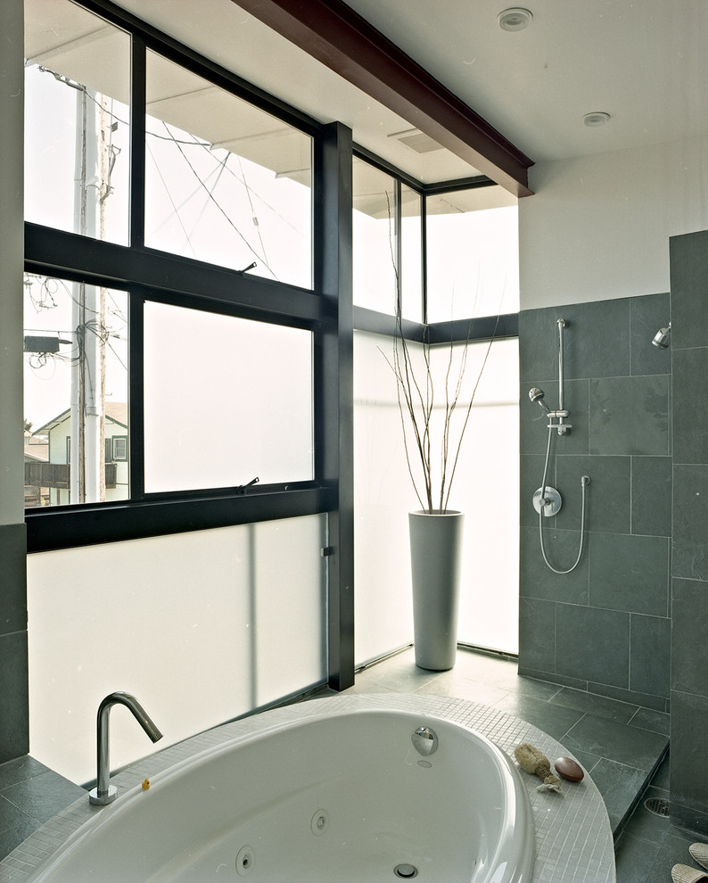 Idéer för funkis badrum, med ett platsbyggt badkar och skifferkakel