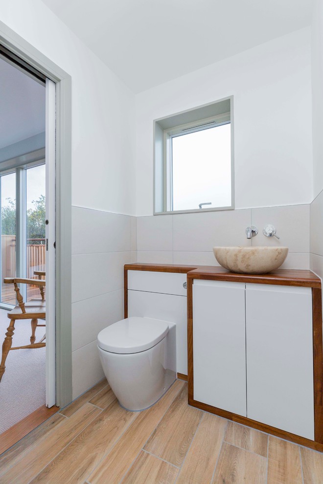 Esempio di una stanza da bagno padronale contemporanea di medie dimensioni con top in legno