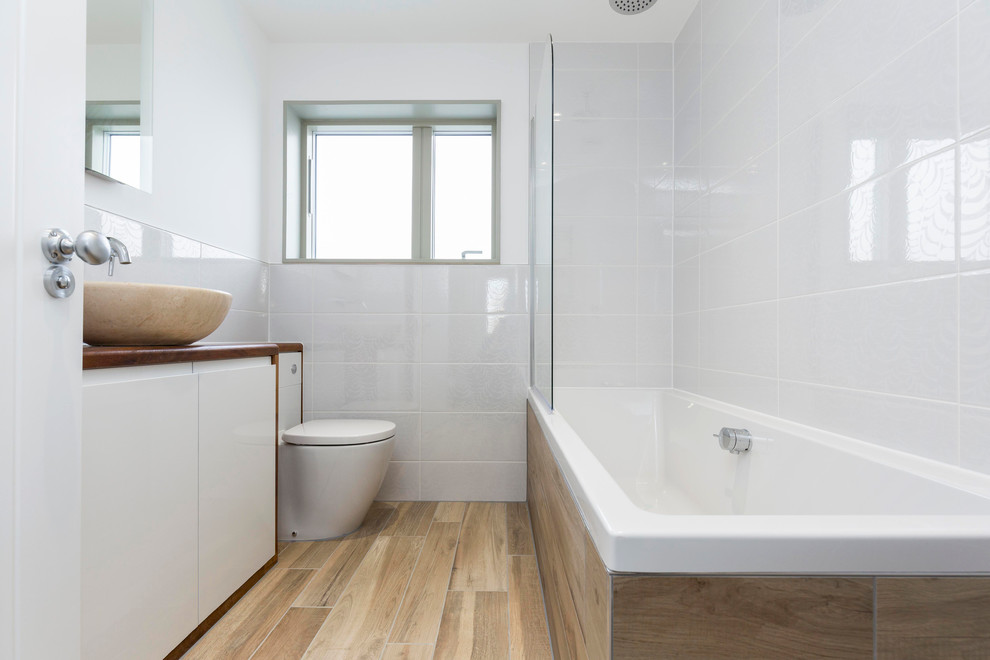 Immagine di una stanza da bagno per bambini design di medie dimensioni con top in legno