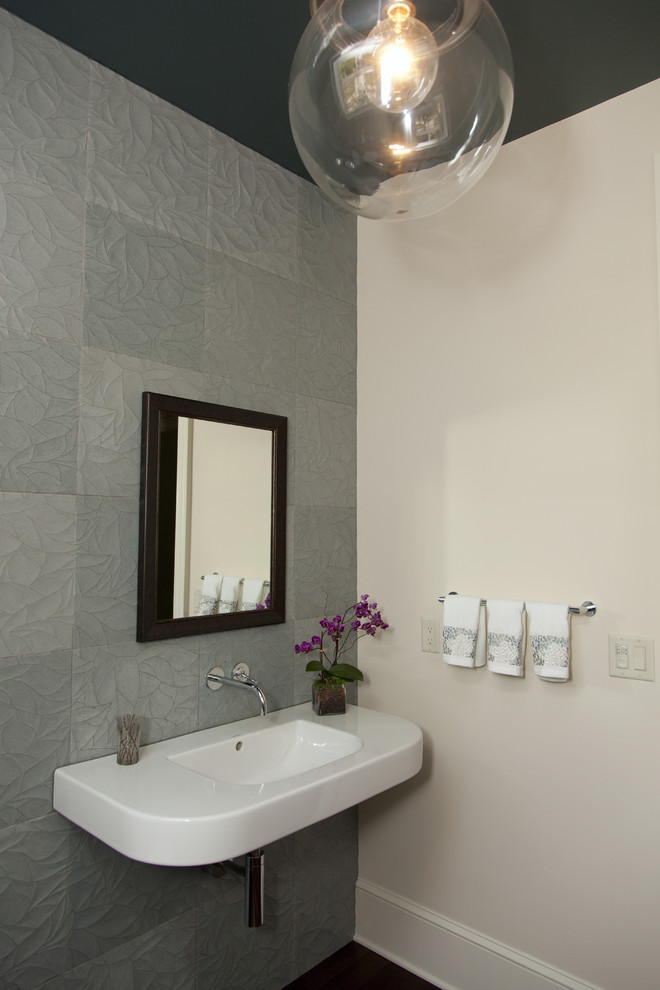 Идея дизайна: ванная комната в современном стиле с подвесной раковиной