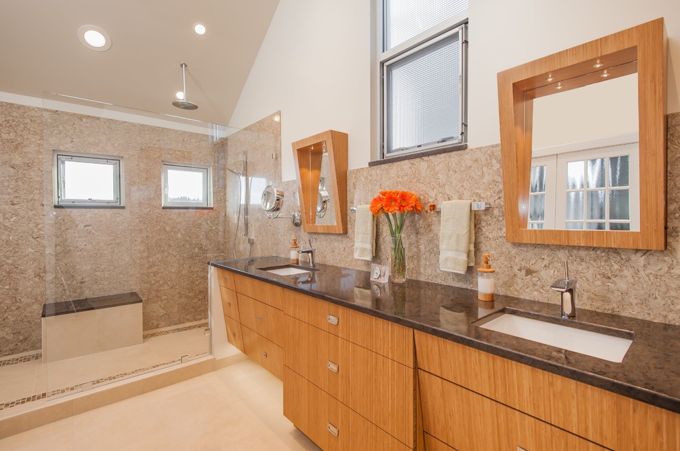На фото: ванная комната в современном стиле с врезной раковиной, плоскими фасадами, фасадами цвета дерева среднего тона, душем в нише и бежевой плиткой