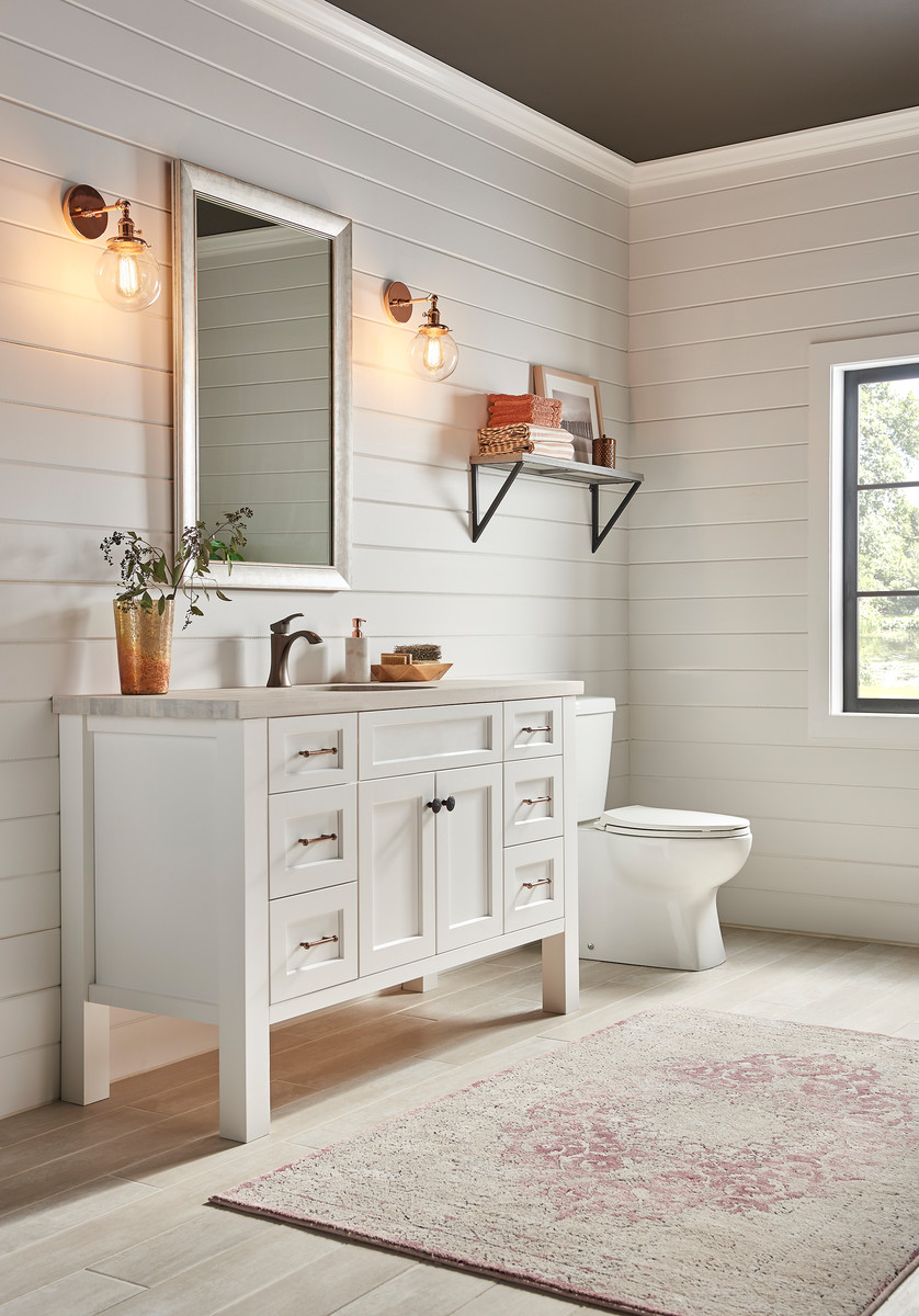 Immagine di una grande stanza da bagno design con ante in stile shaker, ante bianche, WC a due pezzi, lavabo sottopiano, top in legno, pavimento beige e pavimento in gres porcellanato