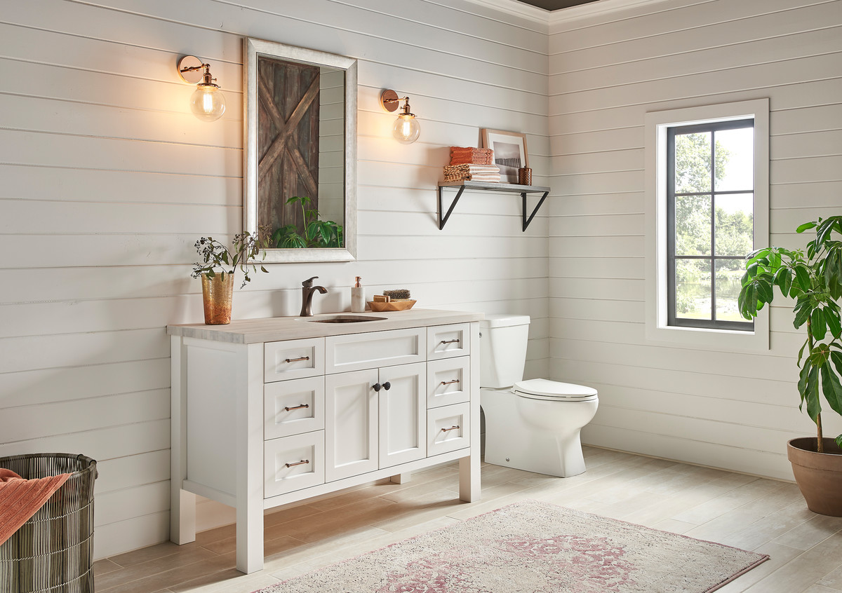 Свежая идея для дизайна: большая ванная комната в современном стиле с фасадами в стиле шейкер, белыми фасадами, раздельным унитазом, врезной раковиной, столешницей из дерева, бежевым полом и полом из керамогранита - отличное фото интерьера