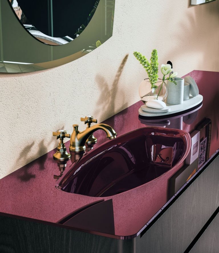 Modelo de cuarto de baño principal actual grande con armarios con paneles lisos, puertas de armario de madera en tonos medios, paredes beige y suelo multicolor