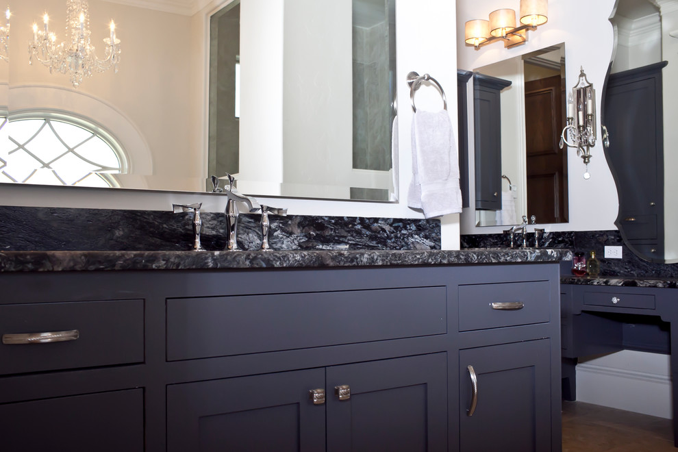 Imagen de cuarto de baño principal actual grande con armarios estilo shaker, puertas de armario grises, paredes blancas, suelo de madera en tonos medios y encimera de granito