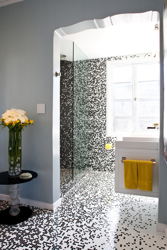 Inredning av ett modernt mellanstort en-suite badrum, med ett fristående handfat, luckor med infälld panel, vita skåp, en dusch i en alkov, flerfärgad kakel, glaskakel, flerfärgade väggar och mosaikgolv
