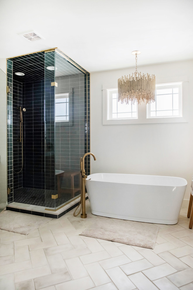 На фото: большая главная ванная комната в классическом стиле с светлыми деревянными фасадами, отдельно стоящей ванной, угловым душем, зеленой плиткой, керамической плиткой, белыми стенами, полом из керамической плитки, бежевым полом, душем с распашными дверями и белой столешницей с