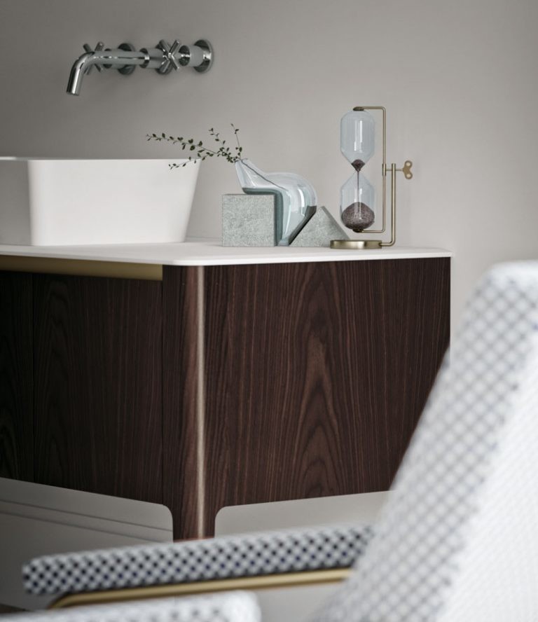 Cette image montre une grande salle de bain principale design en bois brun avec un placard à porte plane, un mur blanc, parquet clair, une vasque et un sol beige.