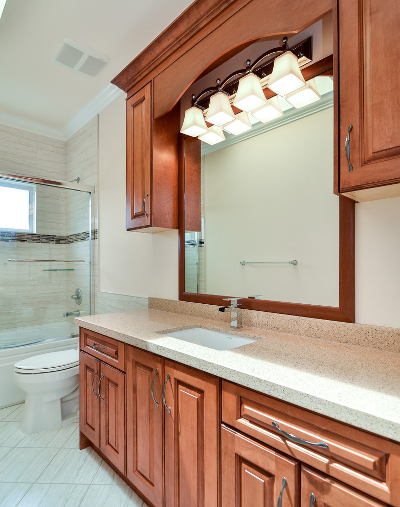 Mittelgroßes Modernes Badezimmer mit profilierten Schrankfronten, hellbraunen Holzschränken, Aufsatzwaschbecken, Quarzit-Waschtisch und Toilette mit Aufsatzspülkasten in Vancouver