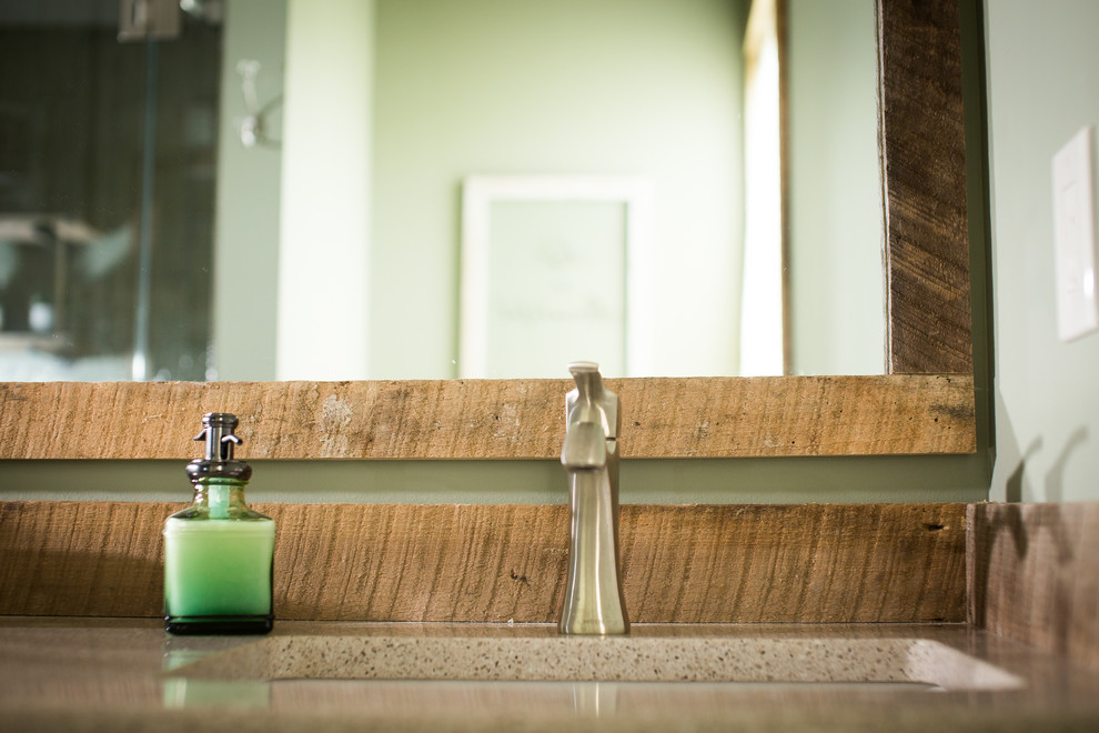 Inspiration för ett mellanstort rustikt badrum, med ett undermonterad handfat, luckor med infälld panel, bruna skåp, granitbänkskiva, en kantlös dusch, en toalettstol med hel cisternkåpa, grön kakel, glaskakel, gröna väggar och klinkergolv i keramik